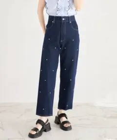【最終値下げ】tocco closet ビジューストーン付きデニムパンツのサムネイル