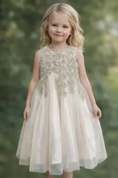 シャンパンゴールドカラーの子ども用ドレス