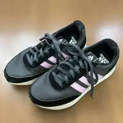 adidas グレー/ピンク スニーカー