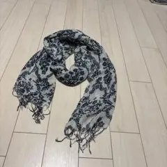 今だけ価格。くすみブルーに濃紺花柄の肌触り良いガーゼの様な綿のストール