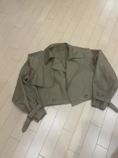 クロップドトレンチコート