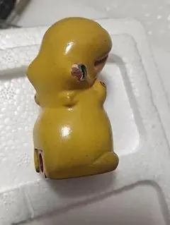 陶器製 黄色い小さな人形