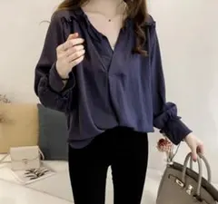 新品　Vネックレディース長袖トップス　カットソー　ネービー色ブラウス