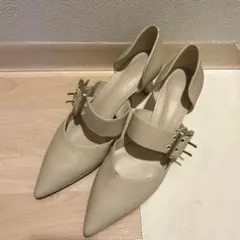 CHARLES & KEITHオーバーサイズドバックル ポインテッドトゥパンプス