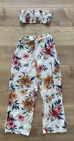 花柄カジュアルパンツとブラトップのサムネイル