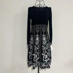 未使用タグ付き（ATTENTION）モノトーン 花柄 ニットワンピース 長袖