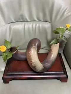 ユニークな曲線的な陶器製一輪挿し