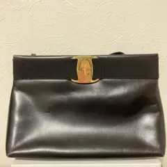 フェラガモ黒いレザーショルダーバッグ