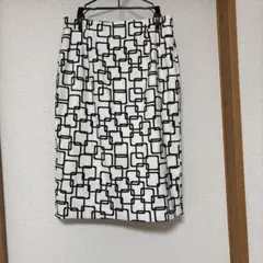 クードシャンス白黒幾何学模様タイトスカート