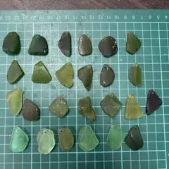レア 穴あきシーグラスパーツ 25個 ダークグリーン系 b61