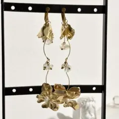 イヤリング　花びらモチーフ　ゴールド　花嫁　結婚式　ウェディング　ネジ式