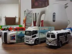 トミカ ミニカー シャークトラック ミッキーバス