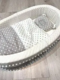 침대에 있는 유아용 침대