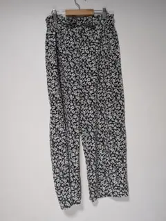 【NO BRAND】黒と白の花柄カジュアルパンツ