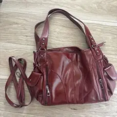 赤い合成皮革ショルダーバッグ