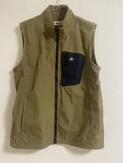 カーキ色ノースリーブベスト