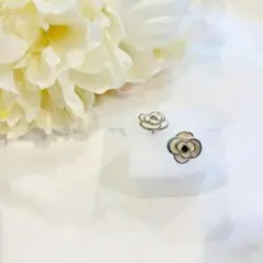 フラワーイヤリング オフホワイト シルバー ブラック　カメリアモチーフ
