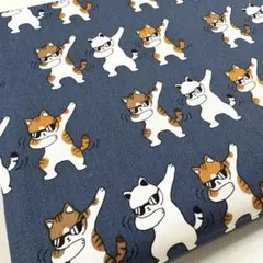 生地　ハギレ　ダンシング　猫　明るめネイビー　オックス