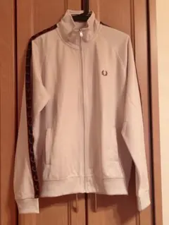 Fred Perry ベージュ ジップアップジャケット - メルカリ