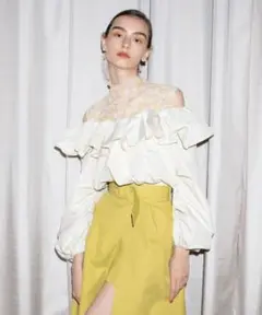【eimy istoire】IVORYラッフル ギャザー オフショルダー トップ