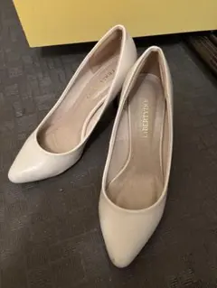 ホワイトポインテッドトゥパンプス 中ヒール