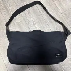 old Nike ナイキ　黒　ブラック　メッセンジャーバッグ　古着　y2k old nike ナイキ メッセンジャーバッグ ブラック 黒 大容量 90s