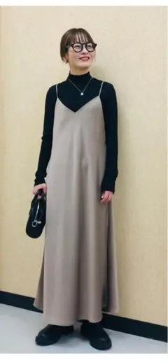 ユニクロUNIQLOサテンキャミソールワンピース　ベージュ　L