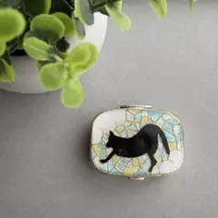 猫のパステル散歩　黒猫　ステンドグラス　ピルケース　小物入れ　猫　パステルカラー