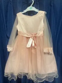 ピンクの長袖フォーマルドレス