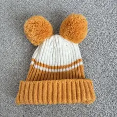 オレンジと白のポンポンニット帽