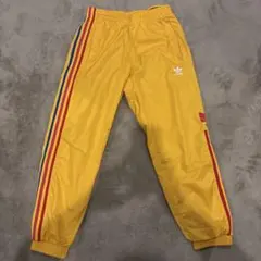 adidas イエロー ストライプ ジャージパンツ