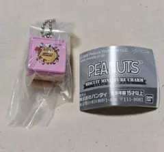 PEANUTS ビスケット ミニチュアチャーム エンボス缶（メープル）ピンク
