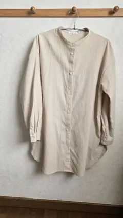 ベージュ ボタン付きシャツ 長袖のサムネイル