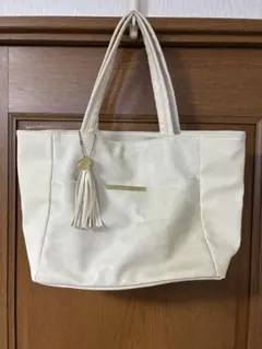 値引き依頼可　新品未使用　ホワイト トートバッグ タッセル付き
