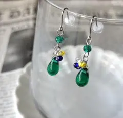 No.867エメラルドグリーンドロップ＆ぷっくりガラスピアス　316L