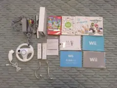 任天堂　Wii本体・リモコン2・ ハンドル1・ソフト4、すぐに遊べるセット！
