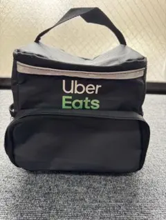 Uber Eatsのポーチバッグ、メッシュポケット付きの黒いデザイン。
