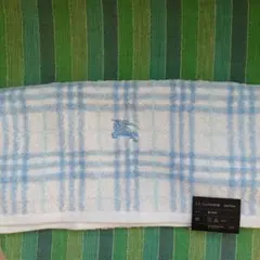 バーバリー　フェイスタオル 青と白のチェック柄