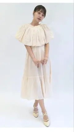 axes femme ケープ付タックキャミワンピース