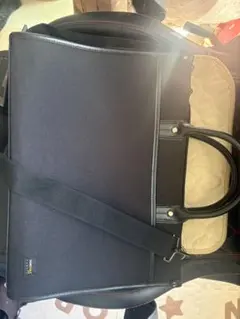 黒いナイロンビジネスバッグ