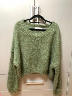 緑色クルーネックニットセーター