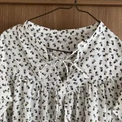 【べっぽさん専用】袖かわいい　ポリエステル　ブラウス　花柄　Lサイズのサムネイル