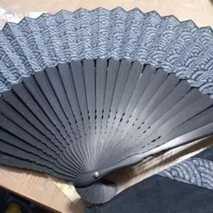 波模様の黒と青の扇子