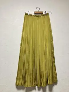 アーヴェヴェ　イエローサテンプリーツスカート 裏地付き