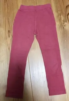 赤いスリムフィットパンツ（後ろポケット付き）