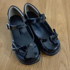 黒のリボン付きフォーマルシューズ