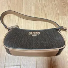 GUESS ロゴ入りショルダーバッグ ブラウン/ベージュ