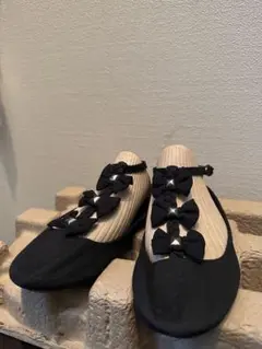 「レア」TOPSHOPリボン・スタッズ付き黒フラットシューズ