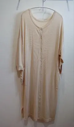 ベージュ ボタン付き ニットワンピース 七分袖