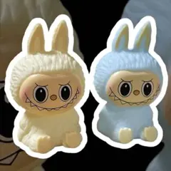 ラブブ　光るフィギュア　クリーム色　水色　100×50mm ボタン電池式　2個